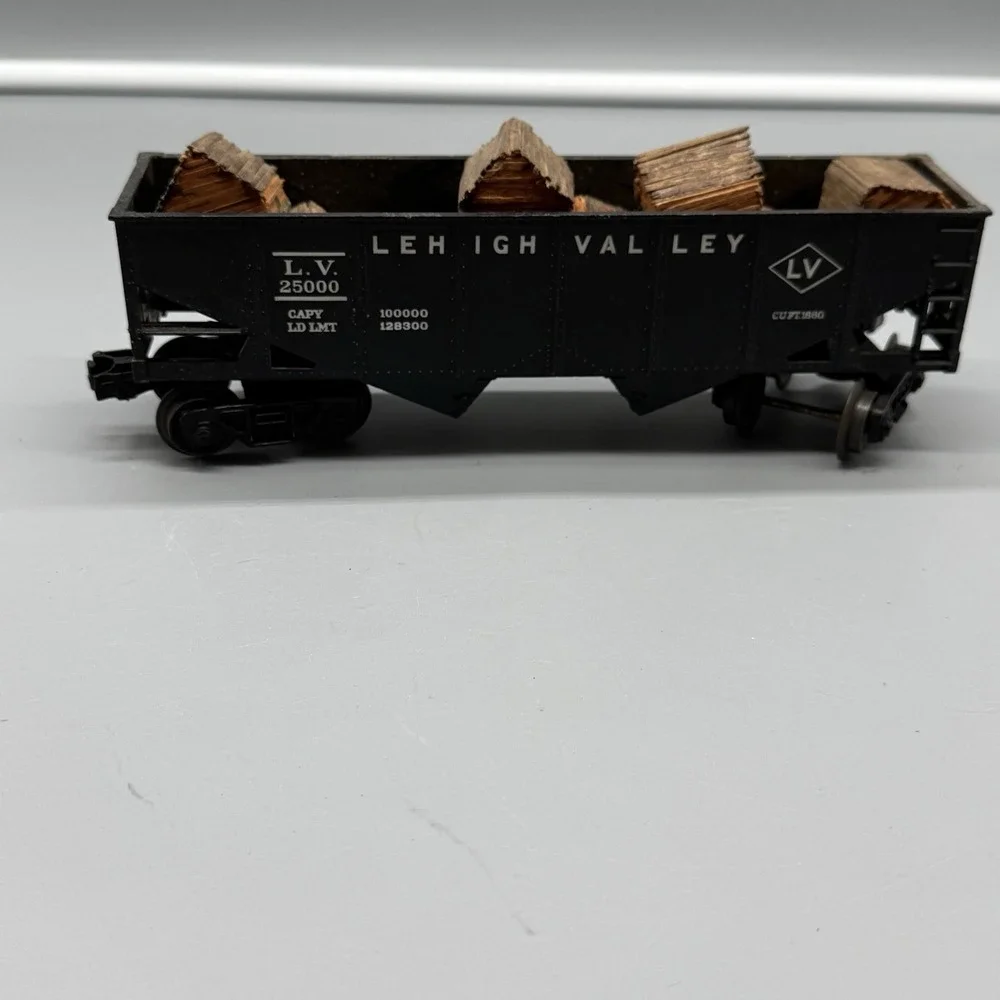 Lionel 25000 Lehigh Valley Hopper Car w/ Miniature Village Load O Gauge Freight
